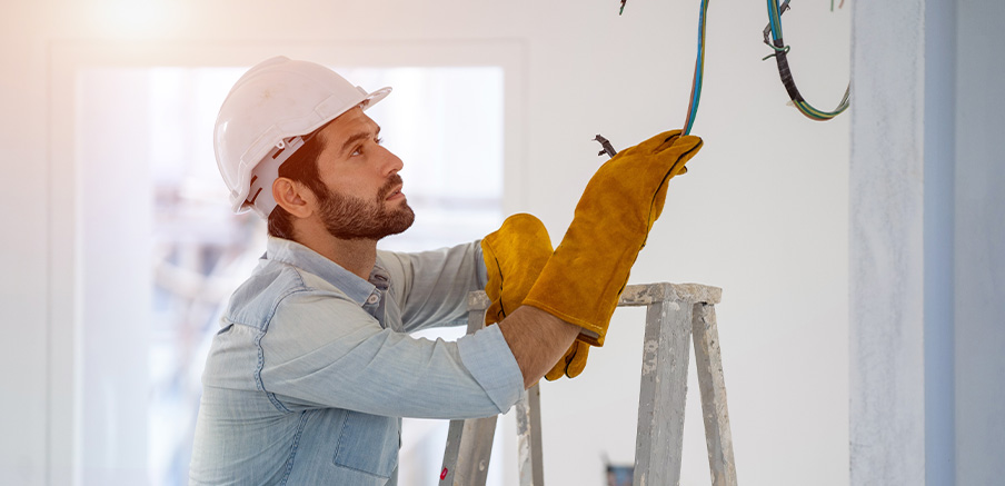 electrician repairing light