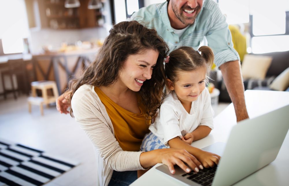 207-family-on-computer-in-home---321279518-17655653554048.jpg