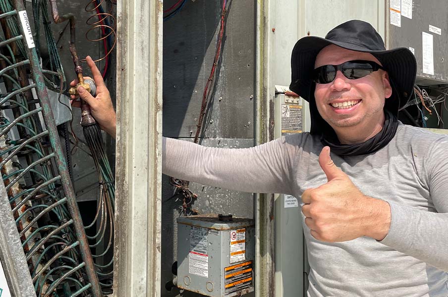 2242-go-green-air-hvac-technician-thumbs-up-17238378699286.jpg