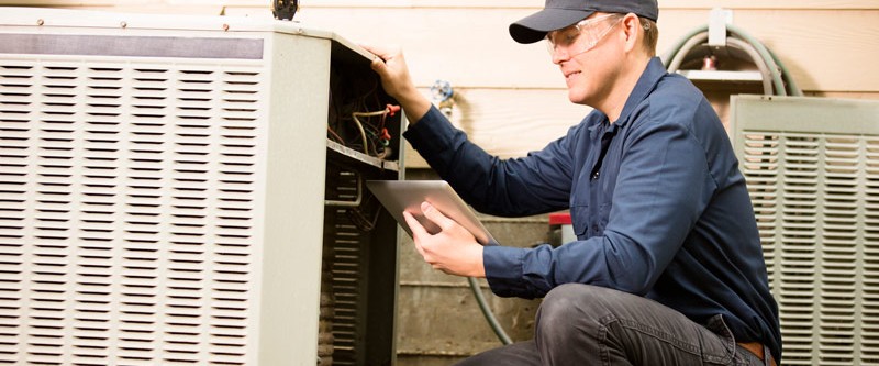 0348003332585-heat-pump-ac-technician-installation-16759817200398.jpg