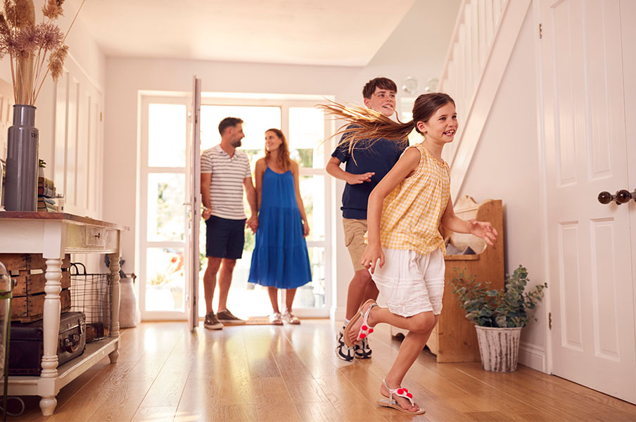 207-family-entering-home-17476680056241.jpg