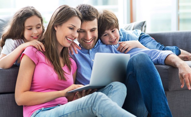 2506453961528-family-looking-at-computer-smiling-sm-16760702120262.jpg