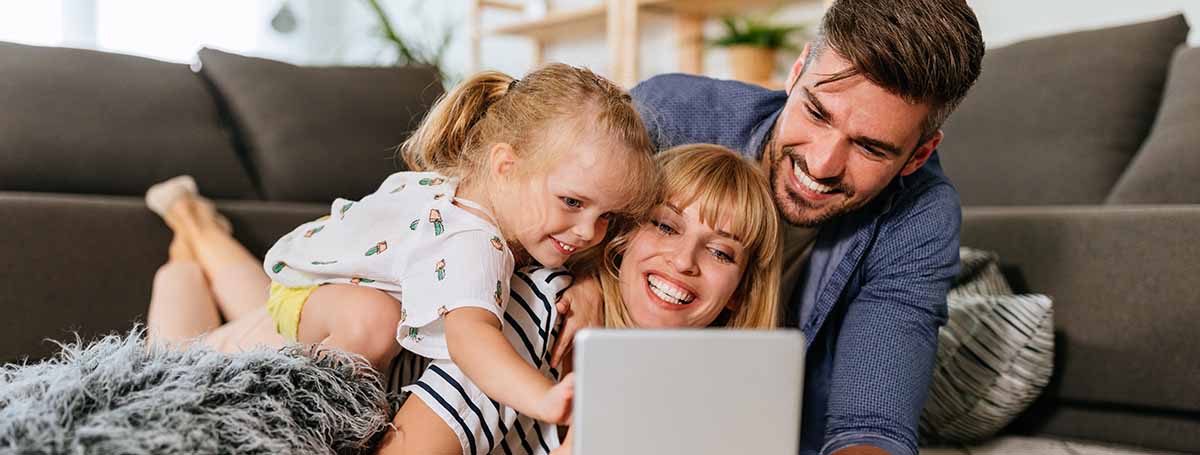 3143-happy-family-looking-at-computer-17474030115916.jpg