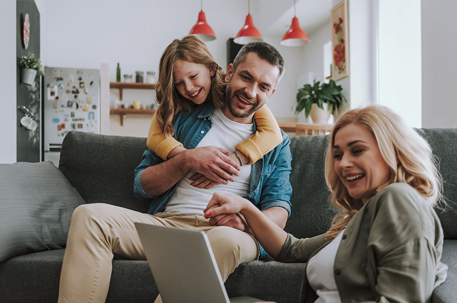 2259-family-together-on-couch-17208453674192.jpg