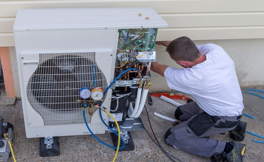 016900553219-hvac-technician-working-on-heat-pump-2-sm-1673617732238.jpg