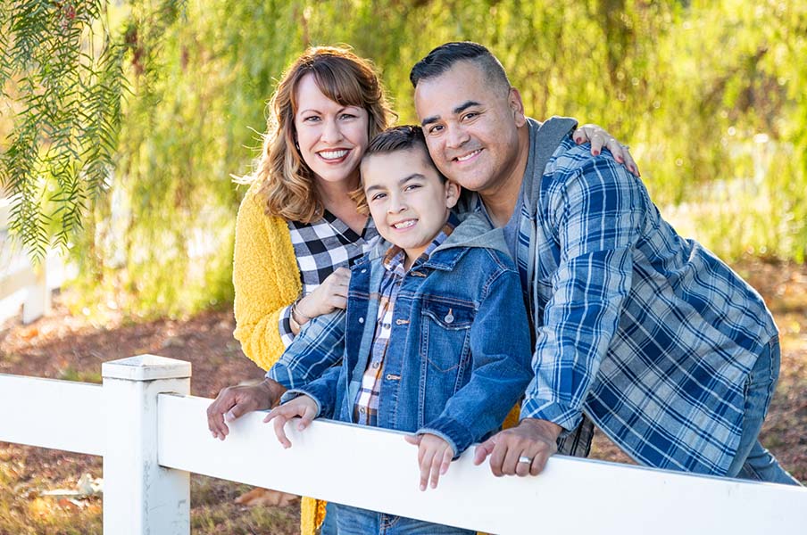 207-happy-family-outside-texas-800x600-17225242726257.jpg